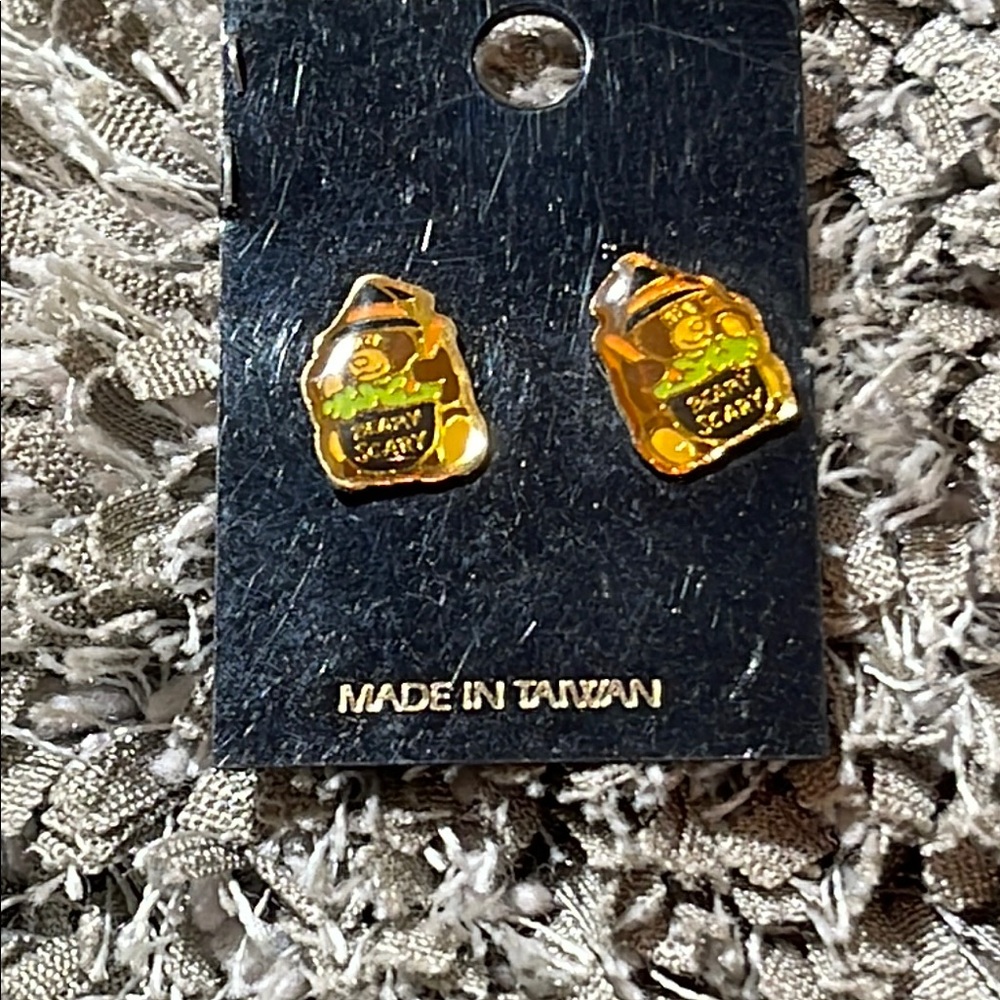Vintage 1980s Halloween earrings bear in witches hat